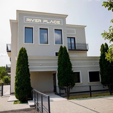 River Place ปีเตช ภายนอก รูปภาพ