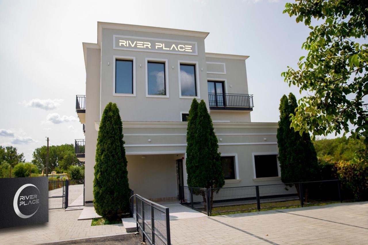 River Place ปีเตช ภายนอก รูปภาพ