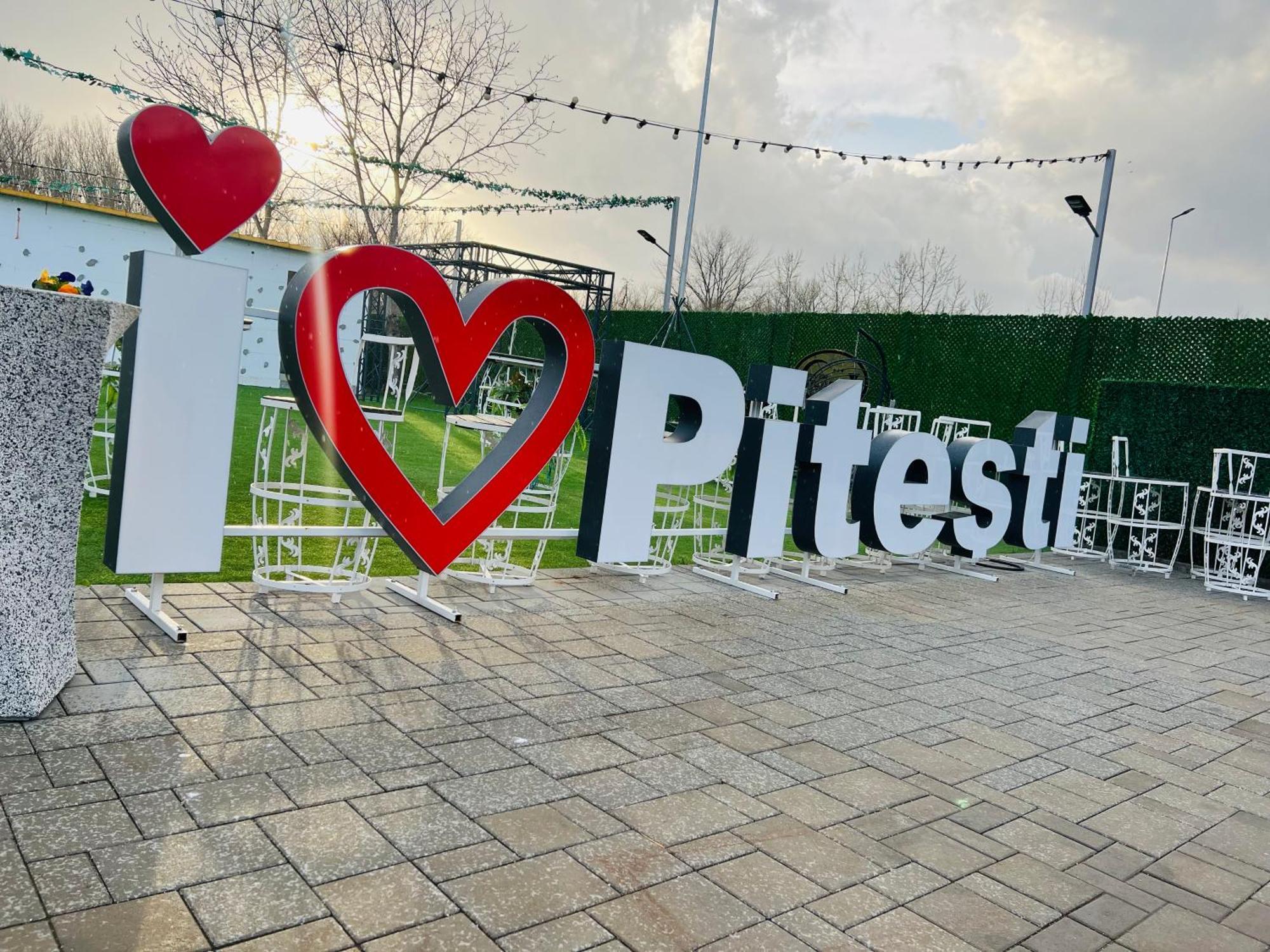 River Place ปีเตช ภายนอก รูปภาพ
