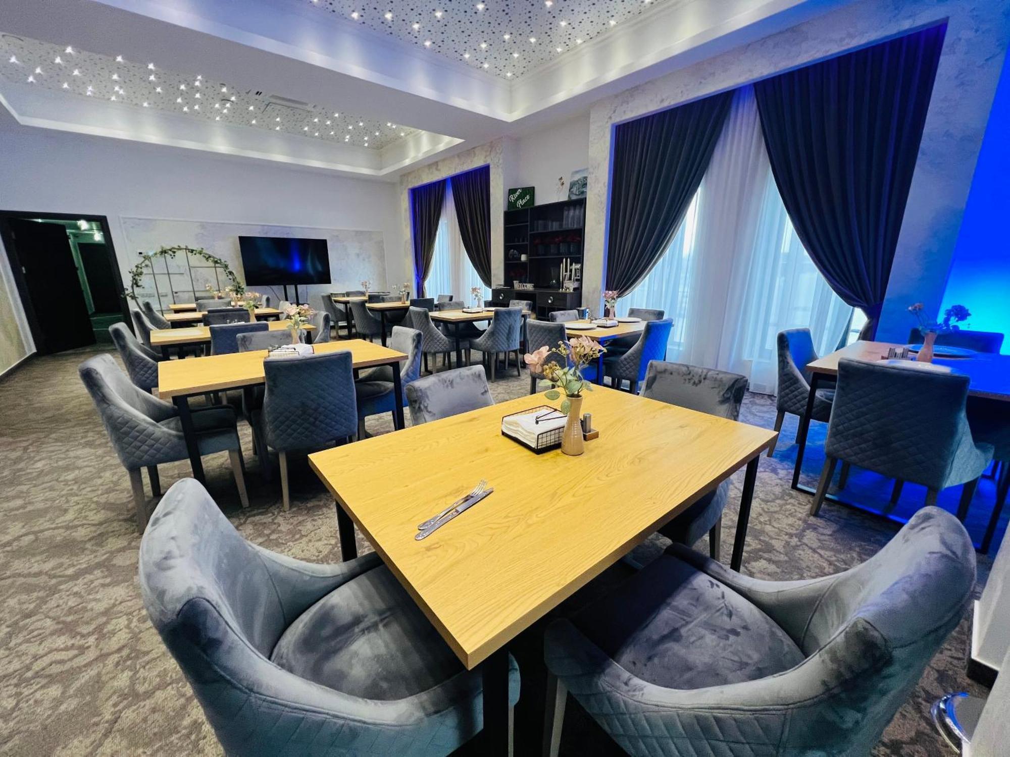 River Place ปีเตช ภายนอก รูปภาพ