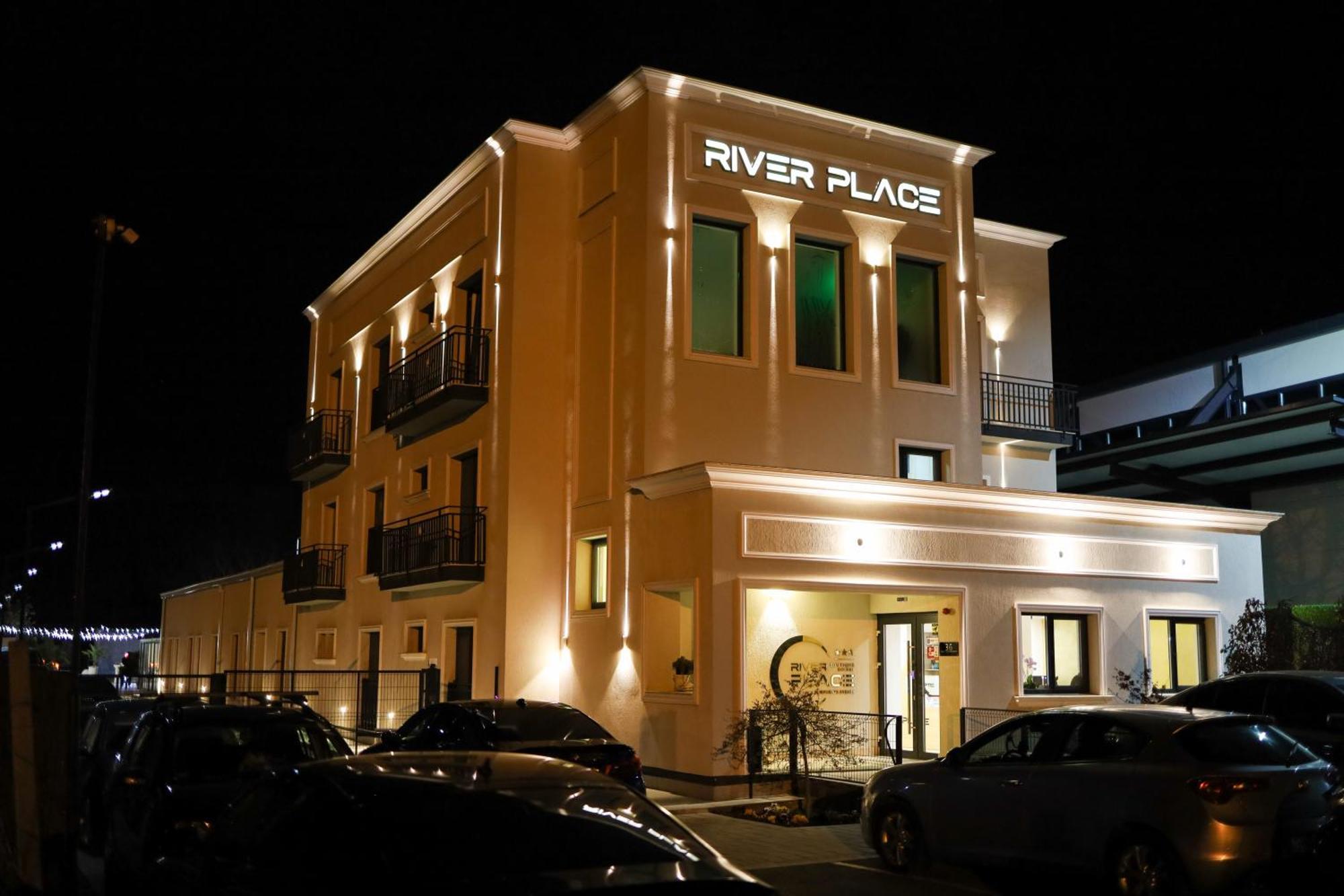 River Place ปีเตช ภายนอก รูปภาพ
